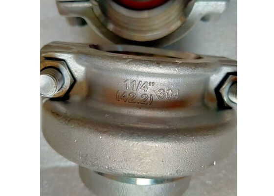 Cappucci terminali per tubi in plastica resistente con anelli di tenuta in silicone incorporati negli anelli metallici per un'efficace sigillatura e protezione delle estremità dei tubi